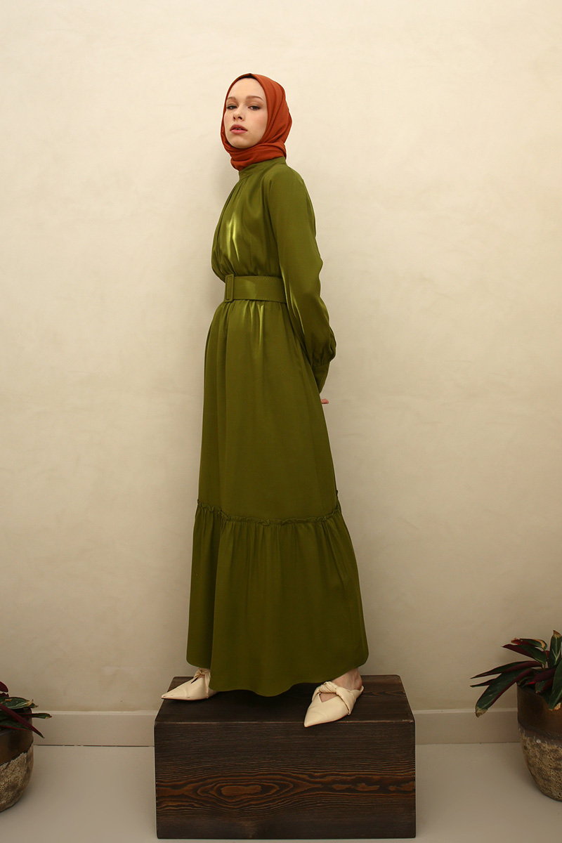 Dik Yaka Viskon Eteği Fırfırlı Kemerli Elbise