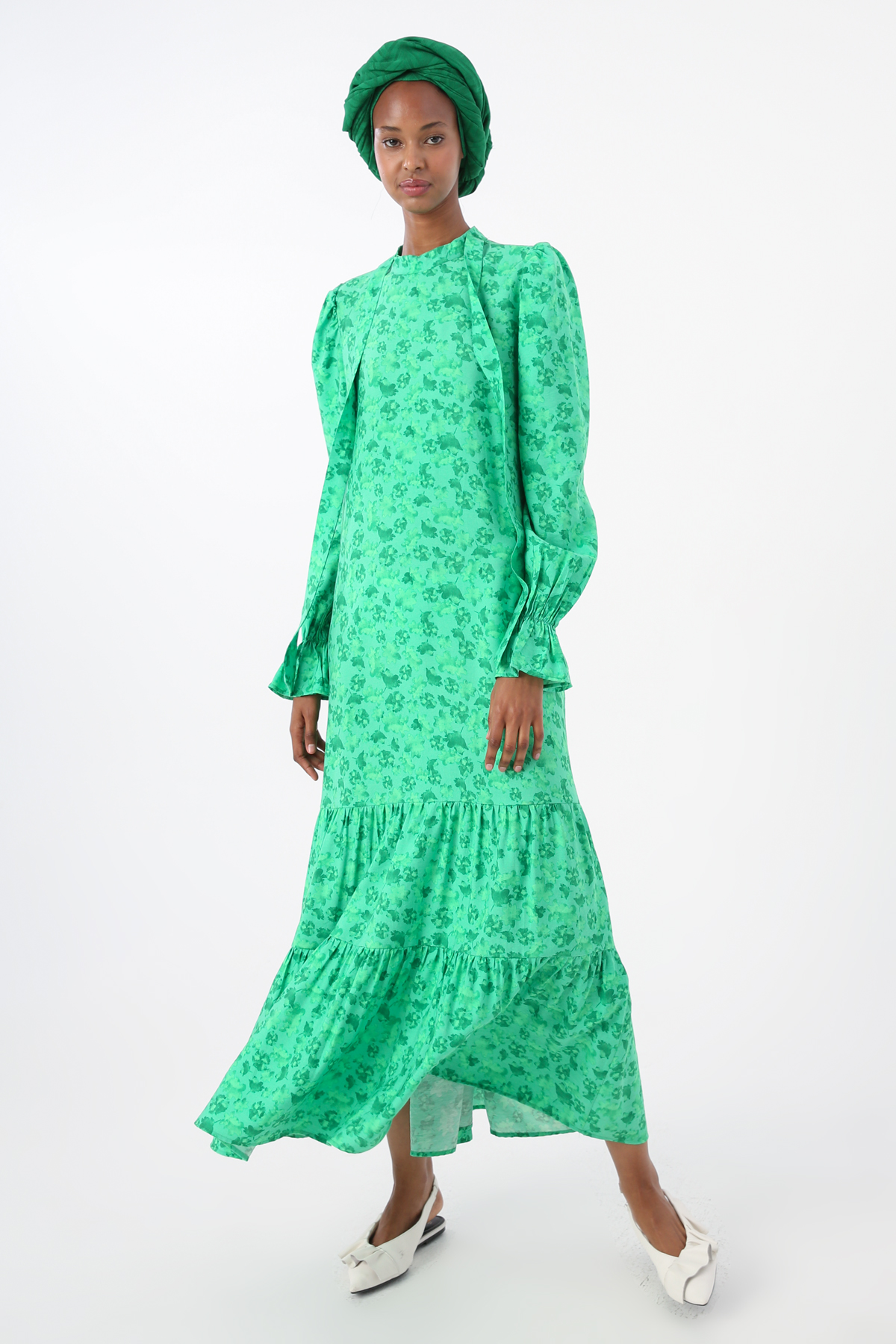 Yakası Bağlama Detaylı Kolları Fırfırlı Emprime Desenli Elbise